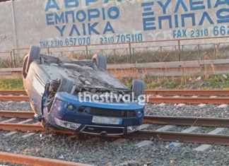 ΙΧ ντελαπάρισε στις γραμμές του ΟΣΕ και το εγκατέλειψαν – Δείτε φωτογραφίες