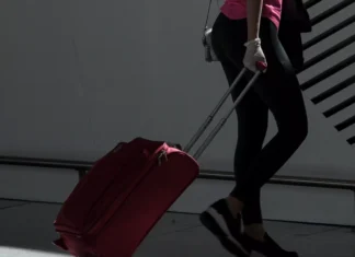 Ερωτικό βοήθημα λίγο έλειψε να βάλει σε μπελάδες ζευγάρι στο αεροδρόμιο