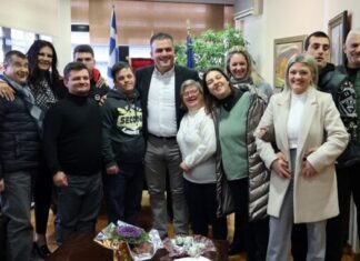 Ευχές και αγκαλιές από τους περιθαλπόμενους του Κέντρου Κοινωνικής Πρόνοιας Θεσσαλίας στον Θανάση Μαμάκο