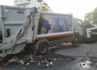 Τρόμαξε γειτονιά στη Λάρισα: Σκουπίδια απορριμματοφόρου πήραν φωτιά – Τα έριξαν στο δρόμο για να τα σβήσουν