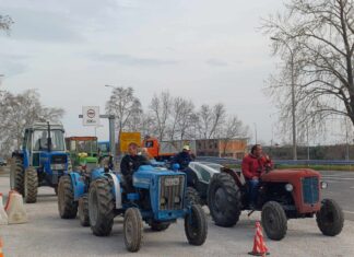 Μπλόκο στον κόμβο του Πυργετού από αγρότες τoυ Δέλτα Πηνειού- χωρίς αποζημίωση για τις πλημμυρισμένες ακτινιδιές – ΦΩΤΟ