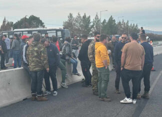 Μπλόκο των αγροτών στον Αλμυρό: Απέκλεισαν το δρόμο ενώ δεν υπάρχουν παρακάμψεις λόγω Daniel, δείτε φωτογραφίες