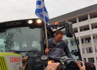Ανέβηκε σε τρακτέρ στη Λάρισα ο Κασσελάκης – «Να δώσει αφορολόγητο πετρέλαιο και ρεύμα στους αγρότες η κυβέρνηση» (ΦΩΤΟ)