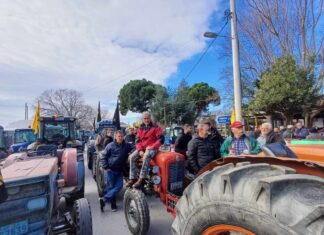 «Βούλιαξε» από τρακτερ και αγρότες η κεντρική πλατεία της Αγιάς-ογκώδες συλλαλητήριο – ΦΩΤΟ