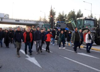 Με τριψήφιο αριθμό τρακτέρ από Λάρισα για Αθήνα οι αγρότες, με… μπλόκα απαντά η ΕΛ.ΑΣ