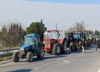 Δεκάδες τρακτέρ αναχώρησαν από Πλατύκαμπο για Αθήνα (ΦΩΤΟ)