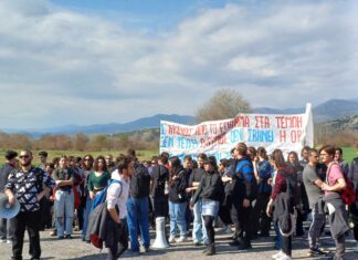 «Δεν ξεχνάμε ένα χρόνο μετά το έγκλημα!» βροντοφώναξαν οι φοιτητές στα Τέμπη (ΦΩΤΟ)