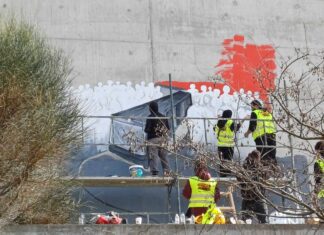 Tοιχογραφία στον τόπο του πολύνεκρου σιδηροδρομικού δυστυχήματος στα Τέμπη (ΦΩΤΟ)