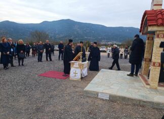 Ράγισαν και οι πέτρες στο ετήσιο μνημόσυνο για τους 57 νεκρούς των Τεμπών (ΦΩΤΟ)
