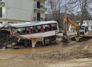 Έφυγε το λεωφορείο – στήριγμα σε κατοικία: Απομακρύνθηκε έξι μήνες μετά τις πλημμύρες (φωτό)