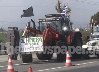 Ξεκίνησαν για το Σύνταγμα με Τρακτέρ με φέρετρα (φωτό)