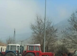 Σύννεφο πήρε… αγκαλιά τη Φαρκαδόνα (φωτό)