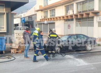 Αυτοκίνητο τυλίχθηκε στις φλόγες ενώ κινούταν στη Λαρίσης – Δείτε εικόνες