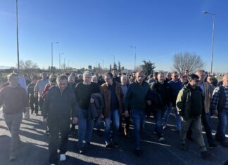 Λάρισα: Κλείνουν την εθνική οδό οι αγρότες! (ΦΩΤΟ)