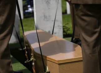 Παvικός σε κηδεία: Η νεκρή άνοιξε τα μάτια και άρχισε να αναπνέει, την πήγαν με το φέρετρο στο Νοσοκομείο
