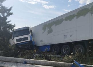Νταλίκα εξετράπη της πορείας της έξω από τη Λάρισας – Εγκλωβίστηκε ο οδηγός, μεταφέρθηκε στο νοσοκομείο (ΦΩΤΟ)