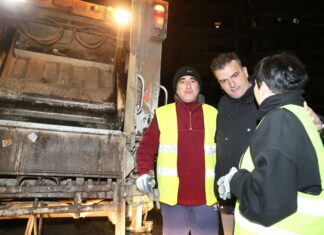 Κοντά στους υπαλλήλους της καθαριότητας ο Θανάσης Μαμάκος (φωτο)