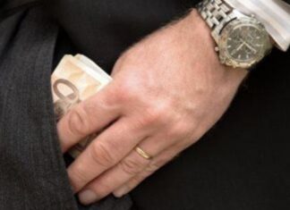 Λάρισα: Τον μάδησε “υπάλληλος” δήμου – Του “άρπαξε” χιλιάδες ευρώ