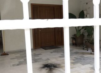 Λάρισα: Πήγαν να ρίξουν χειροβομβίδα σε στέλεχος φυλακών και την έριξαν σε ζευγάρι Λαρισαίων