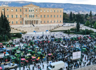 Πάνω από 120 τρακτέρ «όργωσαν» το Σύνταγμα – Φεύγουν στις 11 οι αγρότες