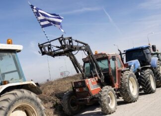 Οι αγρότες παραμένουν στο μπλόκο Πλατυκάμπου – Σήμερα οι αποφάσεις