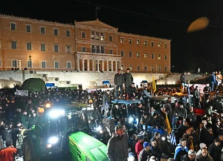 Αγρότες: Τα τρακτέρ κατέκλυσαν το κέντρο της Αθήνας στο μεγάλο συλλαλητήριο στο Σύνταγμα