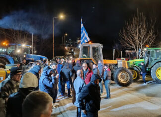 Συμβολικός αποκλεισμός της εθνικής οδού Λάρισας – Κοζάνης από τους αγρότες (ΦΩΤΟ)