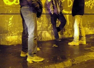 Λάρισα: Ανήλικοι έκαναν χειρονομίες γενετήσιου χαρακτήρα και προσπάθησαν να ληστέψουν με μαχαίρι! Αντιστάθηκαν και στους αστυνομικούς