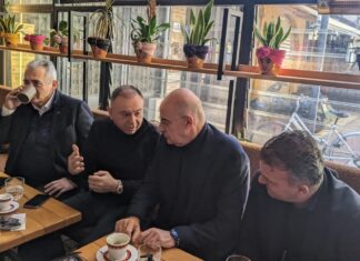 Για καφεδάκι με όλη τη «γαλάζια» παρέα στο κέντρο της Λάρισας ο Νίκος Δένδιας (ΦΩΤΟ)