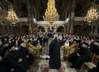Λάρισα: Κατέκλυσαν τον Άγιο Αχίλλιο για την ομιλία του Ιερώνυμου για τα ομόφυλα ζευγάρια
