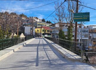 Ελασσόνα: Αναβαθμίστηκαν τα πεζοδρόμια στην οδό Μαυροδήμου στο τοξωτό γεφύρι