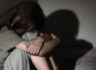 Βιασμός στο Κερατσίνι: Προσοχή στους παππούδες και τους θείους, λέει ο πατέρας της 14χρονης
