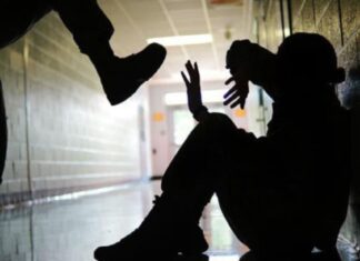 Λάρισα: Μαθήτριες 16 ετών πιάστηκαν στα χέρια έξω από σχολείο!