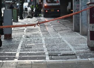 Δεκάδες τζάμια έσπασαν από τη βόμβα στο υπουργείο Εργασίας – Αποκαταστάθηκαν οι ζημιές