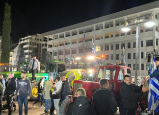 Λάρισα: Χαμός στην Κεντρική πλατεία από τα τρακτέρ – Κορναρίσματα και… γκάζια (ΦΩΤΟ – ΒΙΝΤΕΟ)
