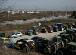 Δεν σταματούν οι αγρότες – Περιμένουν τις “κατάλληλες απαντήσεις” από Μητσοτάκη