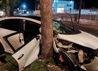 Λάρισα: Αυτοκίνητο έχασε τον έλεγχο και “καρφώθηκε” σε δέντρο στην Ηρώων Πολυτεχνείου – Αναστάτωση τα ξημερώματα