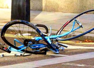 Συγκούστηκαν μηχανάκι και ποδήλατο στη Λάρισα – Δυο τραυματίες στα επείγοντα