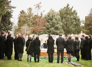 Γιαγιά, 70 ετών, πηγαίνει σε κηδείες αγνώστων εδώ και 14 χρόνια για να τρώει τσάμπα φαγητό από τους μπουφέδες