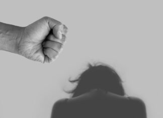 Πήγε να πνίξει τη σύζυγό του επειδή πιστεύει ότι τον απατά και την καλύπτει η πεθερά του!