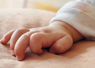 Συνελήφθη η μητέρα 3χρονης που φέρει μώλωπες και αιμάτωμα – Ήταν σε παιδική χαρά όταν λιποθύμησε