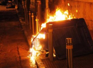Λάρισα: Κάδος σκουπιδιών τυλίχθηκε στις φλόγες στη Νέα Σμύρνη