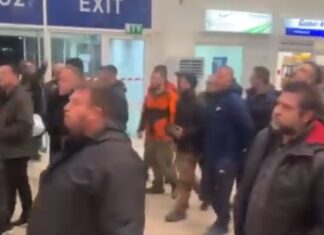 Εισβολή αγροτών στο αεροδρόμιο Αλεξανδρούπολης – Άφαντος ο Αυγενάκης (video)