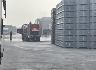 Συναγερμός: Φωτιά σε εργοστάσιο έξω από τη Λάρισα (ΦΩΤΟ)