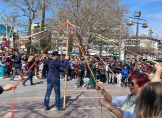 Λάρισα: Πλήθος κόσμου συμμετέχει στο παραδοσιακό γαϊτανάκι – Θα ανάψουν και φωτιές (βιντεο-φωτο)