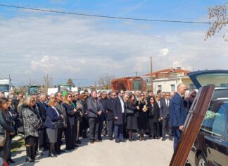 Απέραντη θλίψη στο Ομορφοχώρι στο τελευταίο αντίο για τον Γιώργο Λαδόπουλο (ΦΩΤΟ)