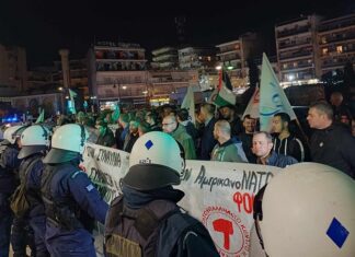 Λάρισα: Aντιμέτωποι με τα ΜΑΤ διαδηλωτές έξω από το Ωδείο στη συναυλία χορωδίας της στρατιωτικής ακαδημίας των ΗΠΑ (ΦΩΤΟ
