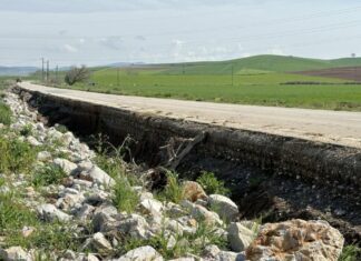 Αυξημένος κίνδυνος κατολίσθησης τμήματος της ασφάλτου στην ΠΕΟ Φαρσάλων Βόλου