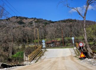 Greek πατέντα! Πάνω από πεσμένη γέφυρα η κίνηση στα ορεινά της Καλαμπάκας (βίντεο)