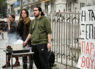 Φοιτητές τσίκνισαν… πτυχία στη Θεσσαλονίκη για τα ιδιωτικά πανεπιστήμια